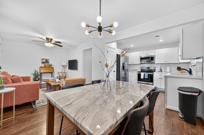 Building Photo - 2212 Rosewood St