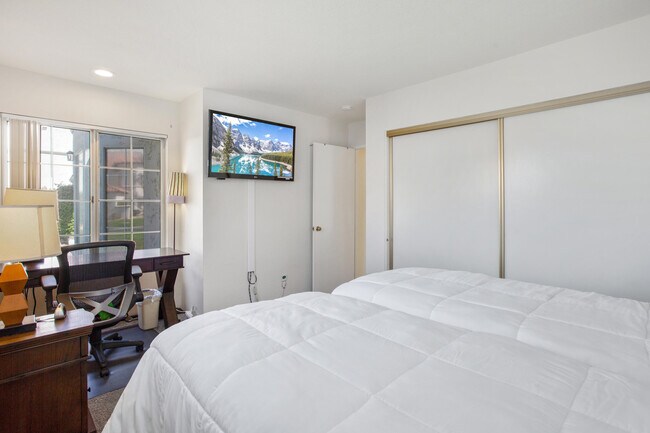 Building Photo - 709 Vista Lago Cir N