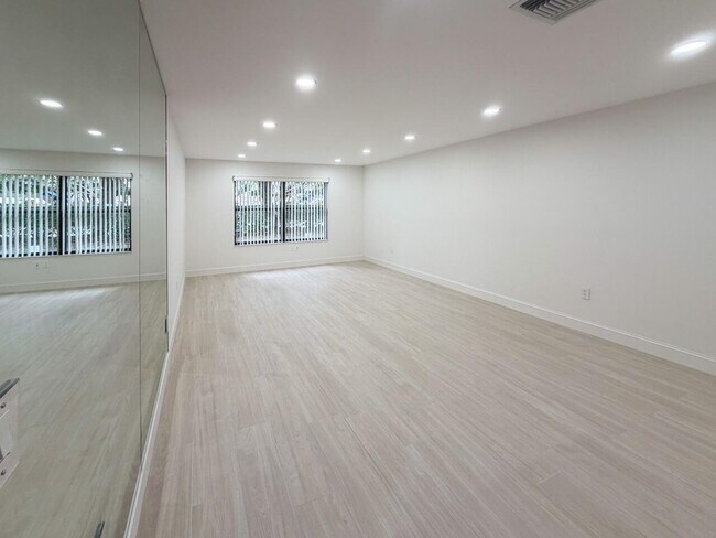 Building Photo - 13165 Chadwick Ct