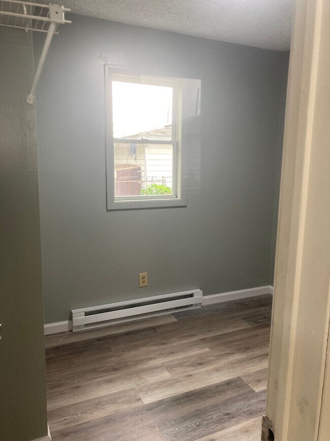 Building Photo - 2 bedroom - 1 bathroom