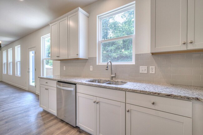 Building Photo - 523 Montrose Dr