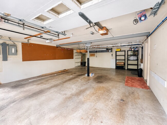 Building Photo - Spacious Walkout in Desirable Location!