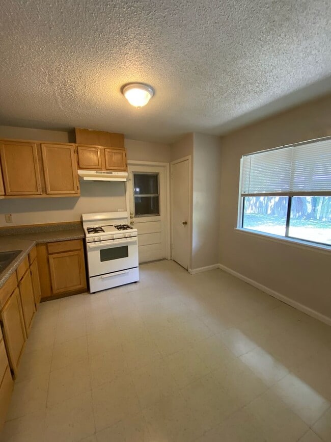 Building Photo - CUTE 3 BR IN UNIVERSAL CITY W/ EASY ACCESS...
