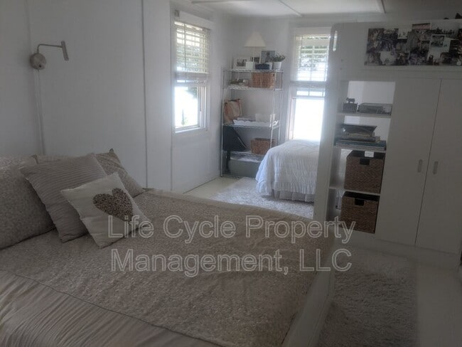 Building Photo - 2421 Lakefront Dr