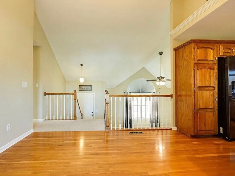 Building Photo - 604 SW Nelson Dr