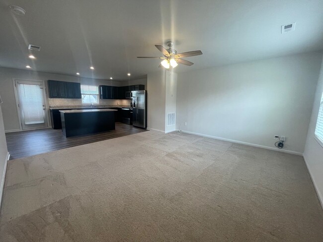 Building Photo - 4 Bedroom 2 1/2 Bath