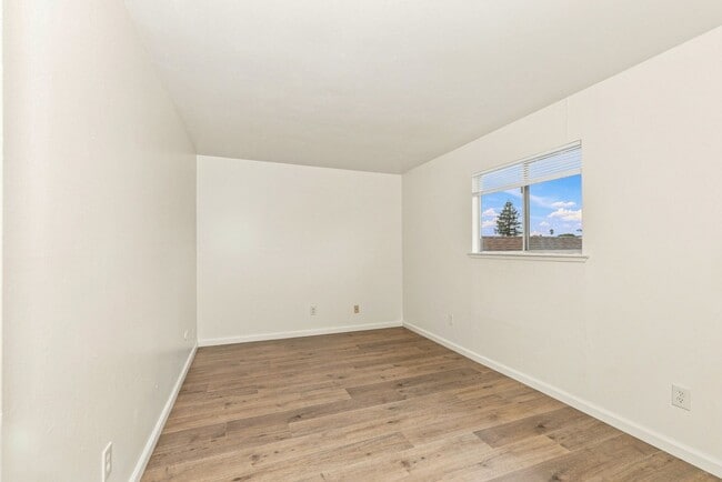 Building Photo - 831 Lightwood Ct