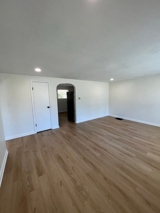 Building Photo - Newly Renovated 3 Bedroom, 2 Bathroom Home