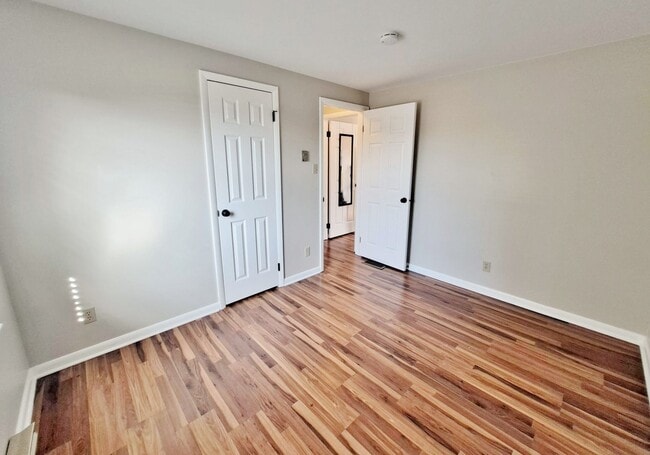 Building Photo - 3 Bed / 1-1/5 Bath Single Family Home w/Attached 2-Car Garage