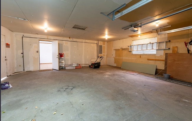 Building Photo - 25% OFF FIRST MONTHS RENT - Large Beautifu...