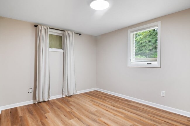 Building Photo - 5 Bed/4.5 Bath Undergrads OK Close to VT