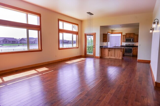 Building Photo - One Month's Free Rent