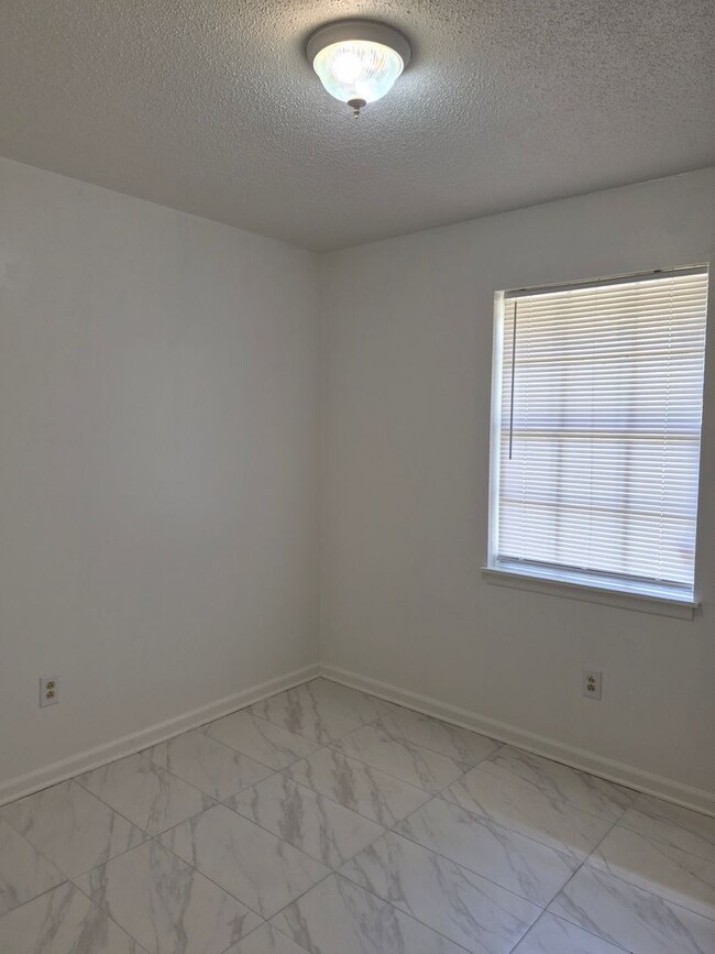 Building Photo - 531 Ashmore Rd