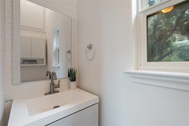 Building Photo - 5312 Scenic View Dr
