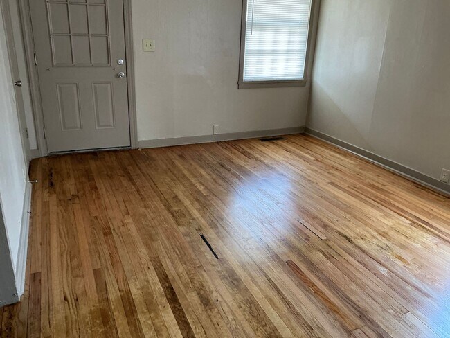 Building Photo - 2 Bed / 1 Bath Apartment for Rent - We have your next HOME ready!