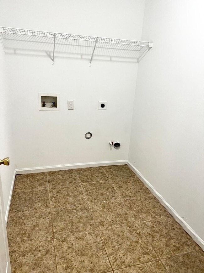 Building Photo - Spacious 5BR House in Fairburn