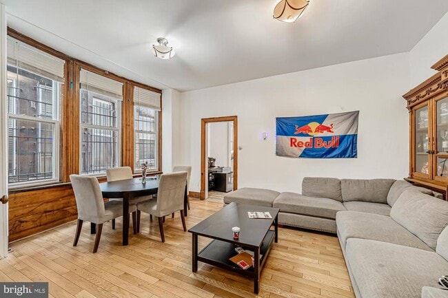 Building Photo - 4011 Pine St