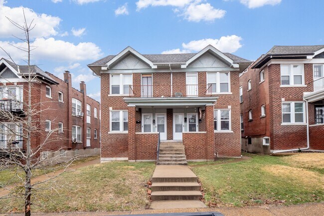 Building Photo - Meryl Wears Prada