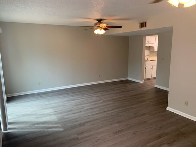 Building Photo - This charming 3-bed, 2.5-bath townhome is available for rent.