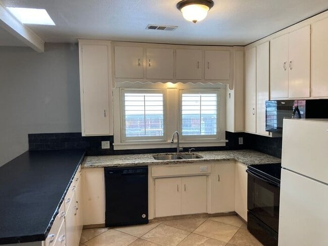 Building Photo - Adorable 2 Bedroom 1 Bath Cozy Modesto Home