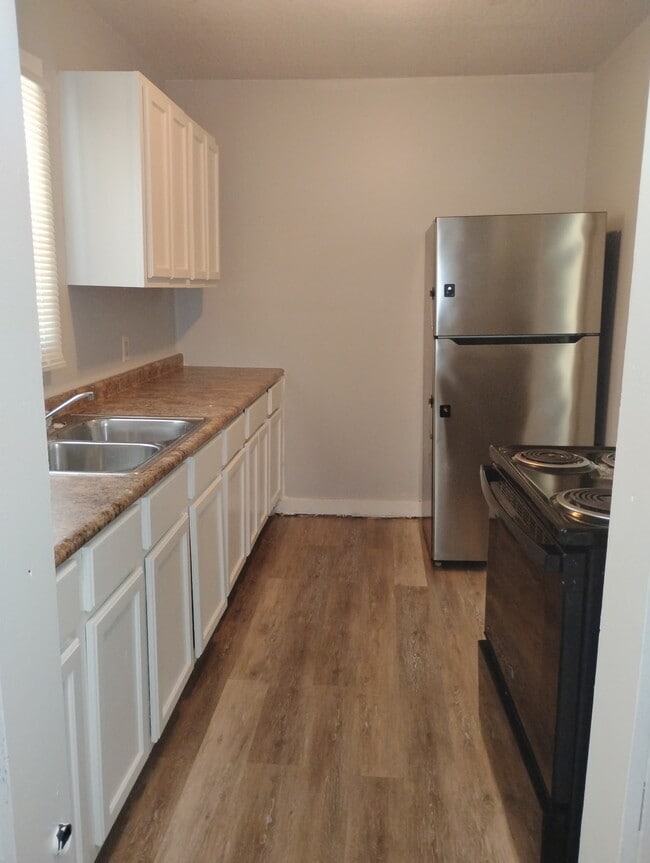 Building Photo - 1503 W 6th St