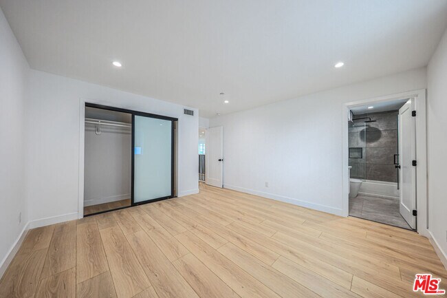 Building Photo - 1525 S Carmelina Ave