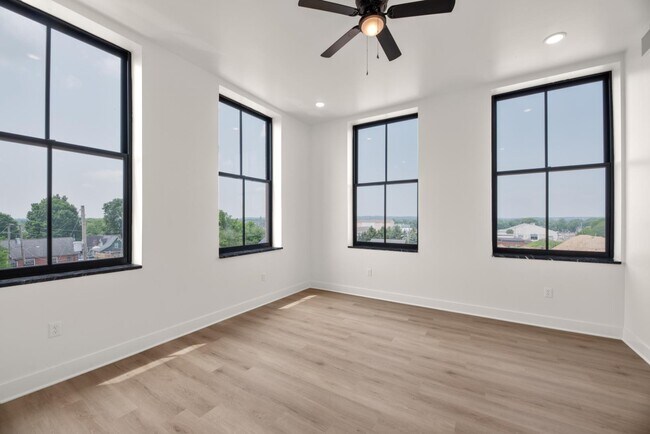 Building Photo - 301 N Mulberry St