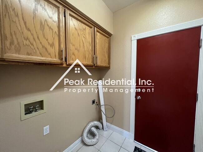 Building Photo - Wonderful Roseville 3bd/2ba House With 3 C...