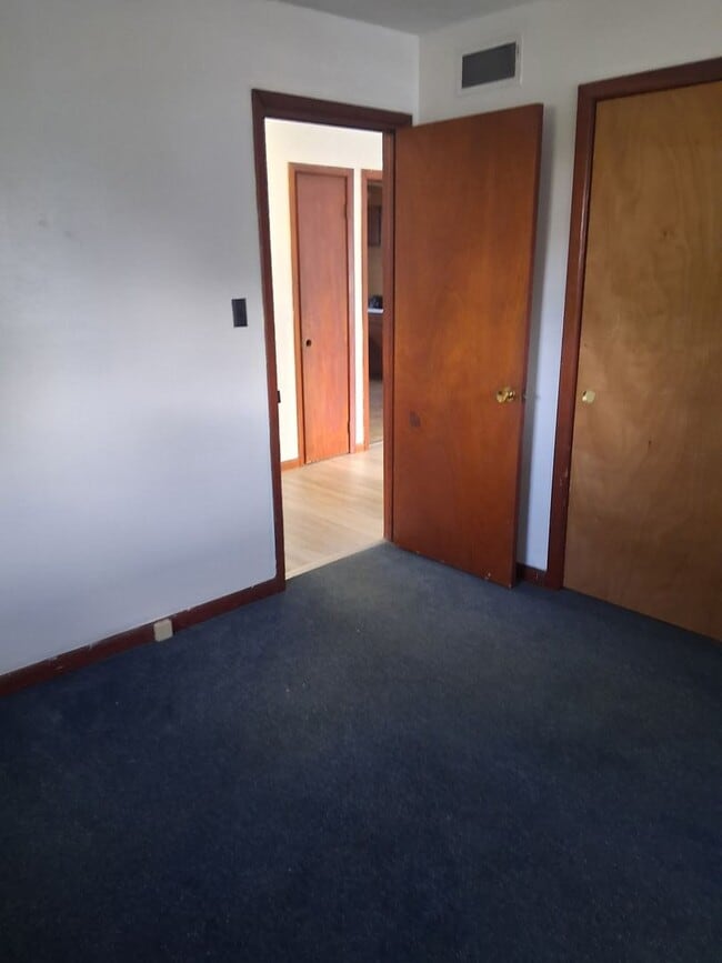 Building Photo - Maryville 2 bedroom 1 bath apartment, wate...