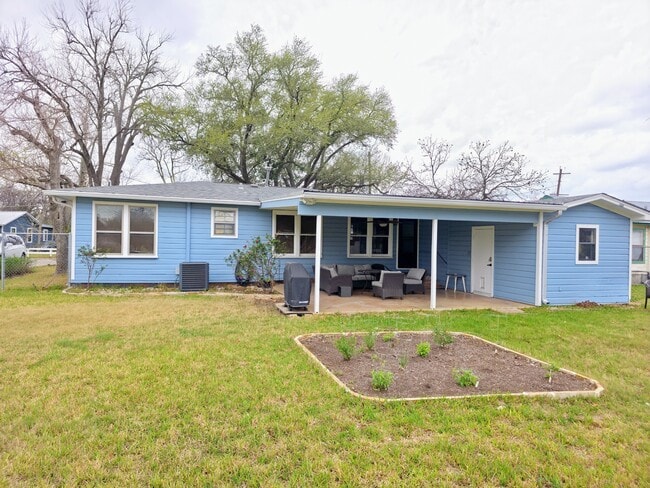 Building Photo - 104 Riverside Dr