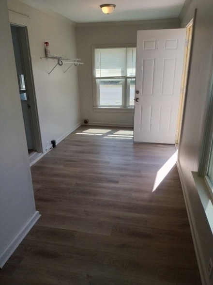 Building Photo - 422 S Oak St