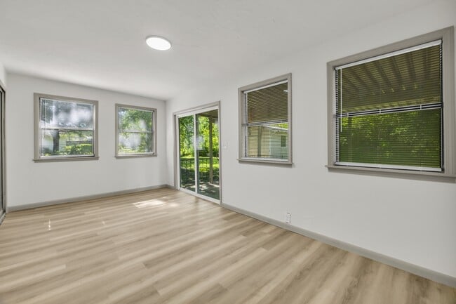 Building Photo - 114 E Ross Ave