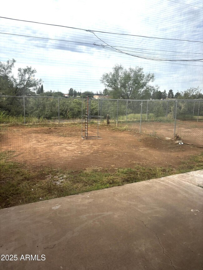 Building Photo - 2135 Hohokam Dr