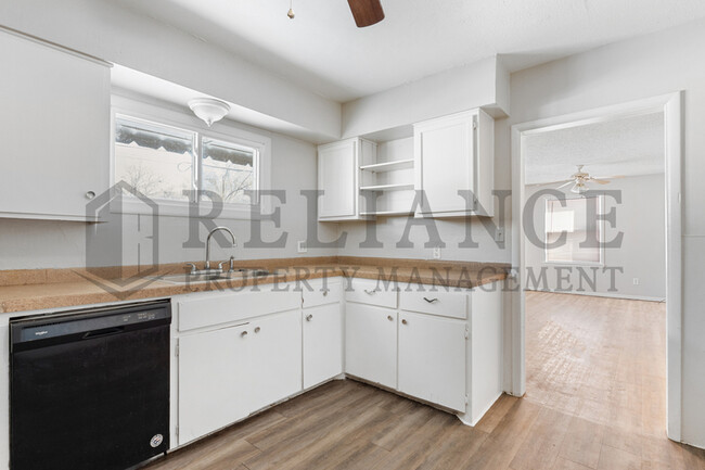 Building Photo - 317 W Kinkaid Ave