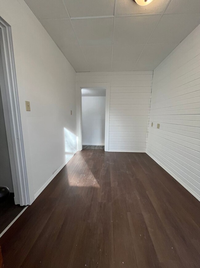 Building Photo - Rent Special - 3 Bed/2 Bath Duplex Apartment Near Downtown!