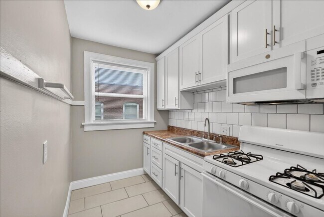 Building Photo - Meryl Wears Prada