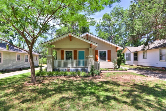 Building Photo - Remodeled Retreat w/ Covered Patio, Front ...