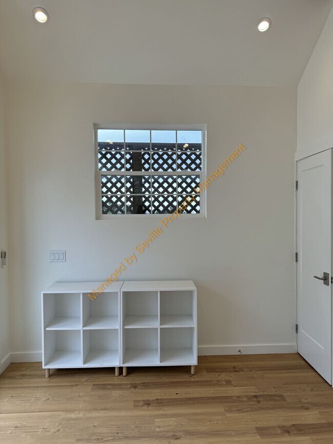 Building Photo - CHARMING 2 BEDROOM /1 BATHROOM HOME W/LOTS...