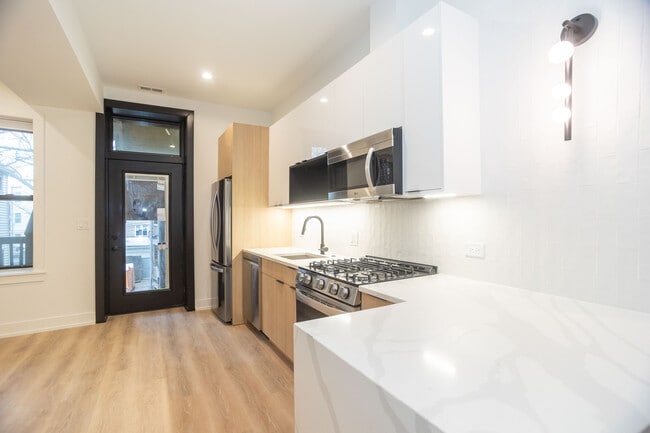 Building Photo - 2254 N Sawyer Ave