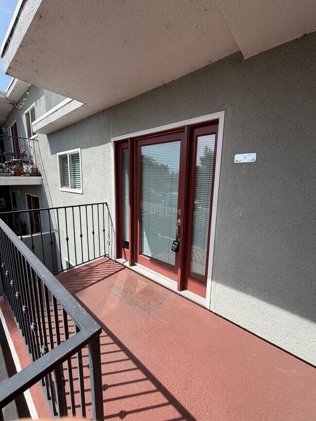 Building Photo - TEMECULA ST- BEAUTIFUL CONDO W/ VIEWS, IN-UNIT W/D, TILE FLOORING