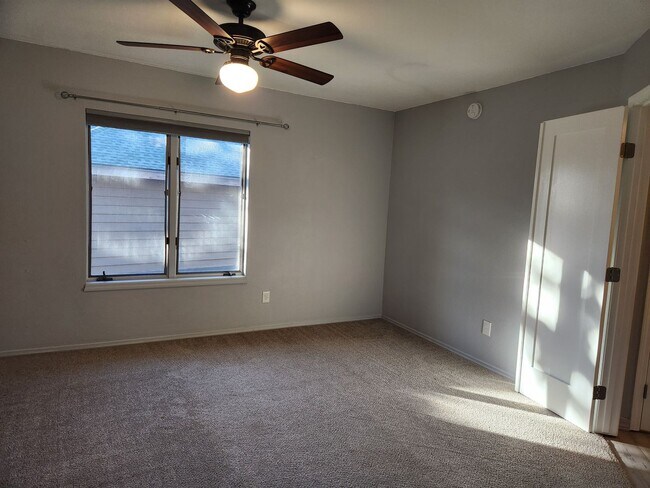 Building Photo - Beautifully updated 2 bed / 2 bath at 4 Seasons North