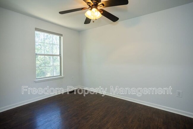 Building Photo - 5685 Roundtree Dr