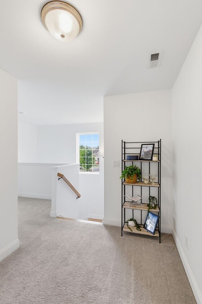 Building Photo - Luxury Executive Living in Sought-After Franklin Community