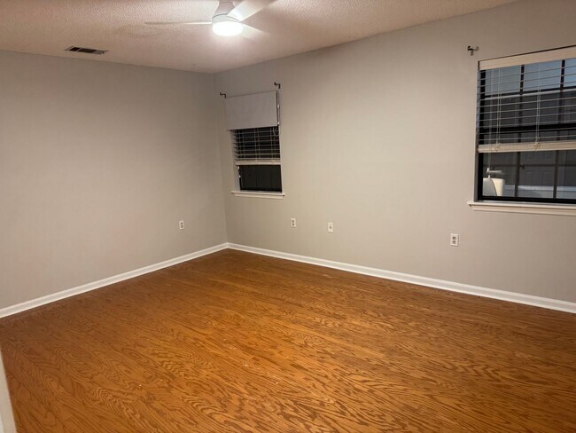 Building Photo - 2 bedroom Townhouse