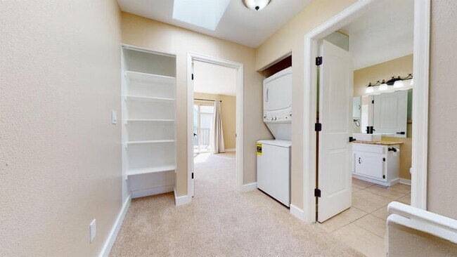 Building Photo - 5561 Dunbar Ct