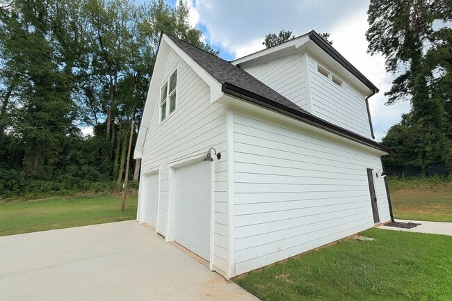 Building Photo - STUDIO APARTMENT PRE-LEASING FOR AUGUST 2026!