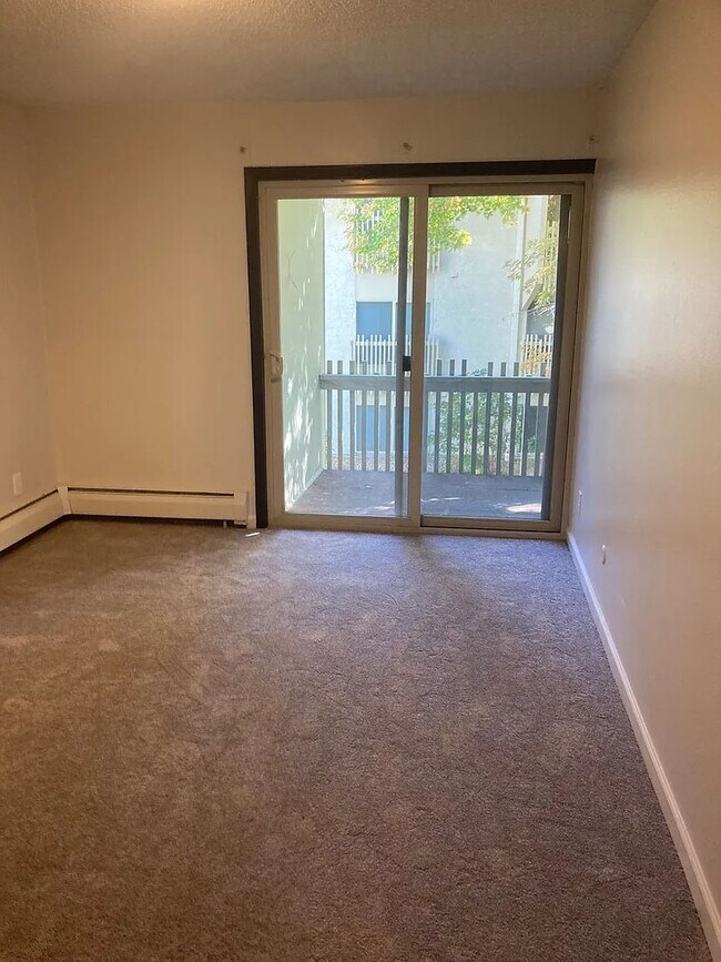 Building Photo - 1 Bedroom Condo Available Now!