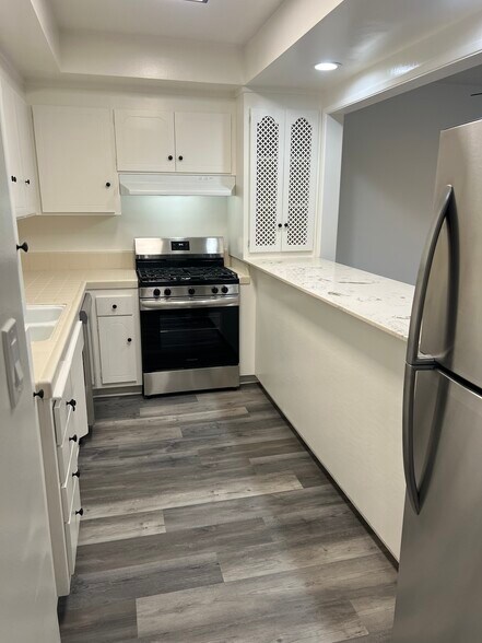 Building Photo - 10527 Palms Blvd