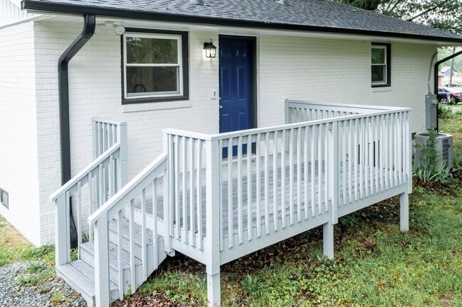 Building Photo - Three Bedroom Home!