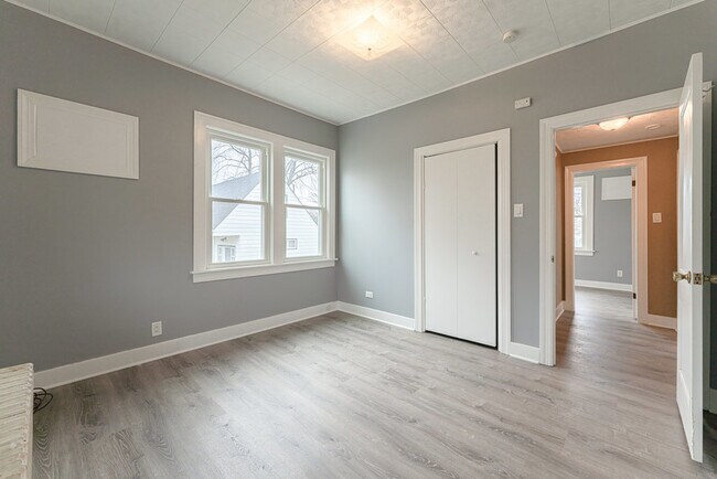 Building Photo - 14517 Blaine Ave